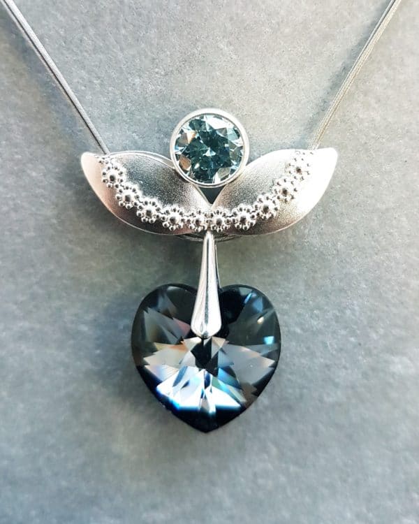 Engel Erzengel mit Swarovski® Elementen ein jeder engel darf seinem partner freude bereiten www.engeluniversum.de